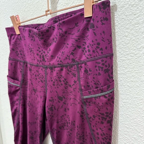 Athleta Burgundy Black Floral Capri 7/8 Like New Leggings Size XS 2-4 - Picture 5 of 9